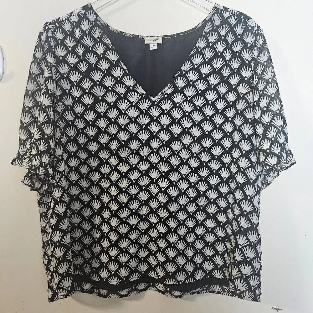 J Crew V neck Blouse Smocked crinkle puff-sleeve top XXL Black & White Geometric